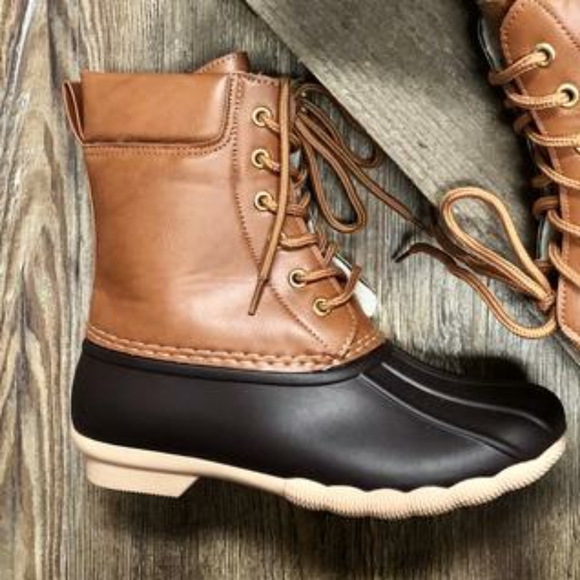 Kids tan Duck boots NWT - Picture 2 of 2